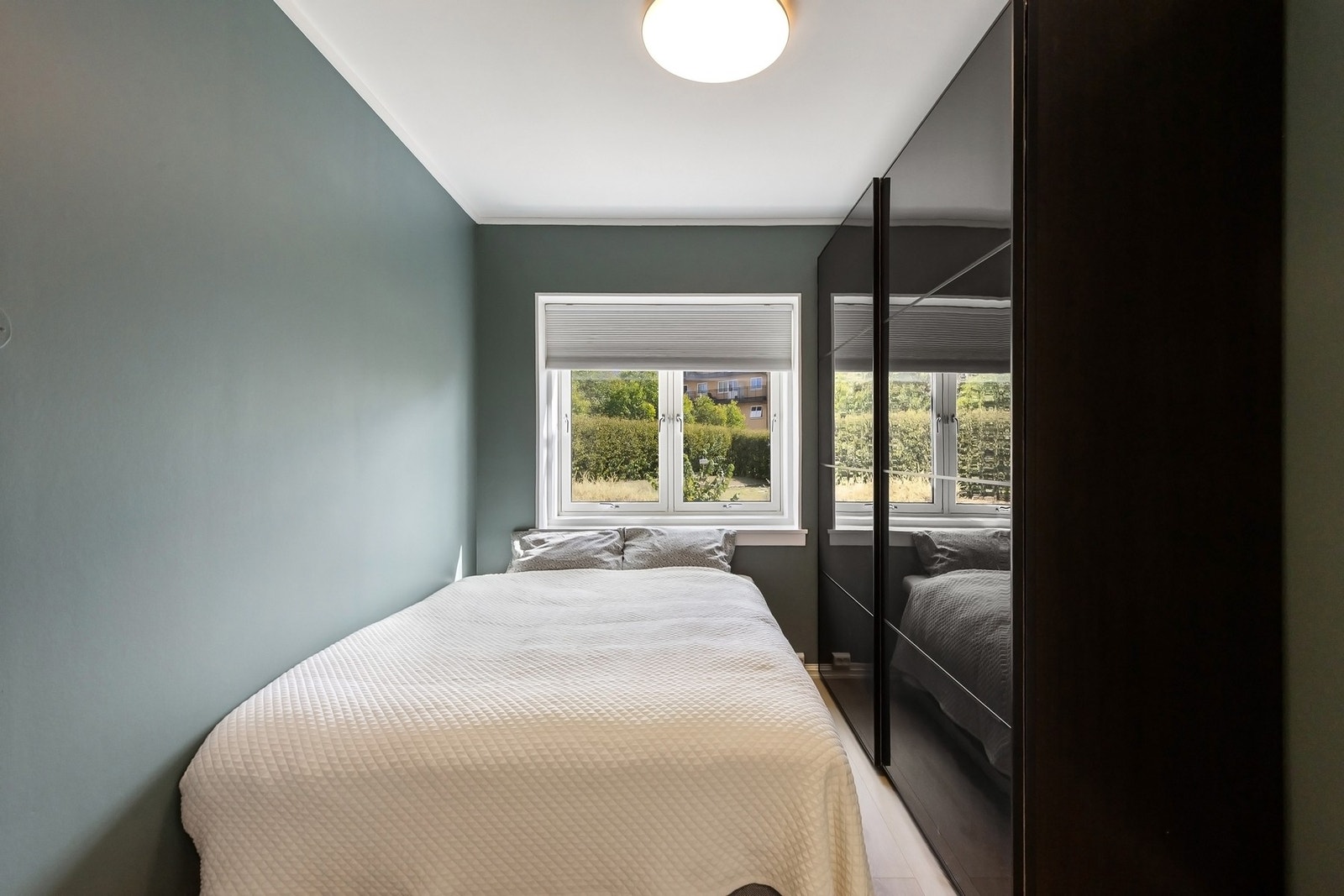 Soverom med plass til dobbeltseng. Galleribilde