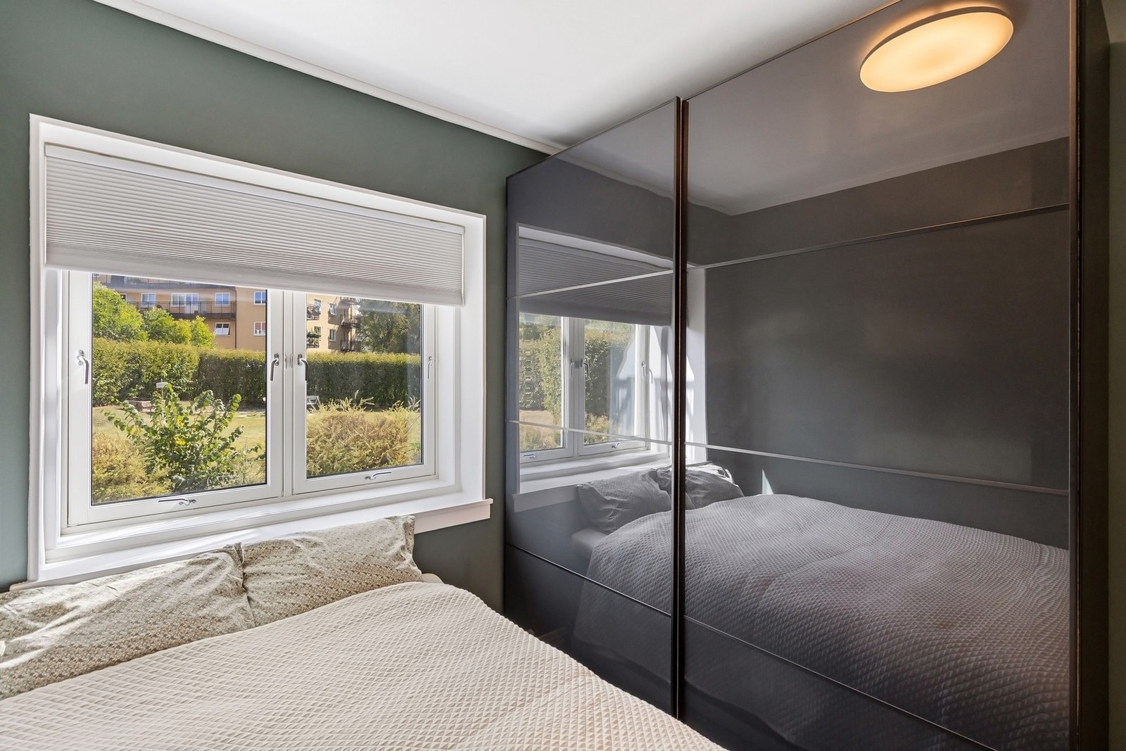 Stort skyvedørsgarderobe medfølger. Galleribilde