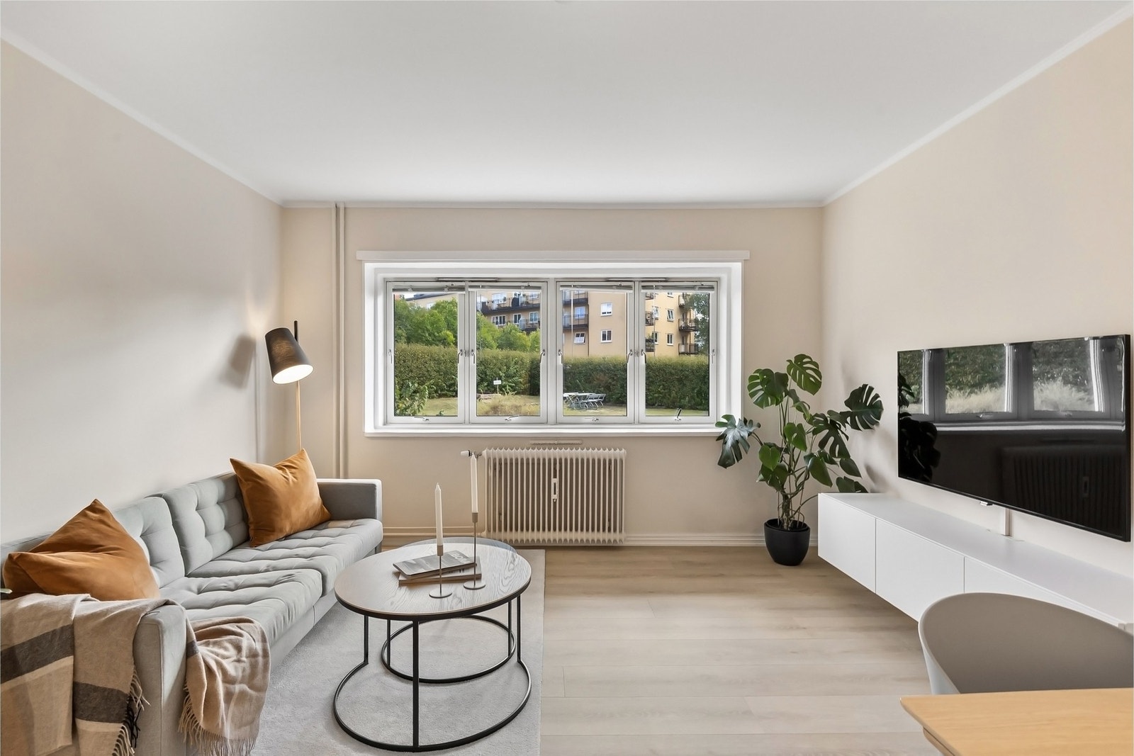 Stuen og kjøkkenet har nyere 1-stavs gulv og malte veggflater i en dus og lun fargetone. Galleribilde