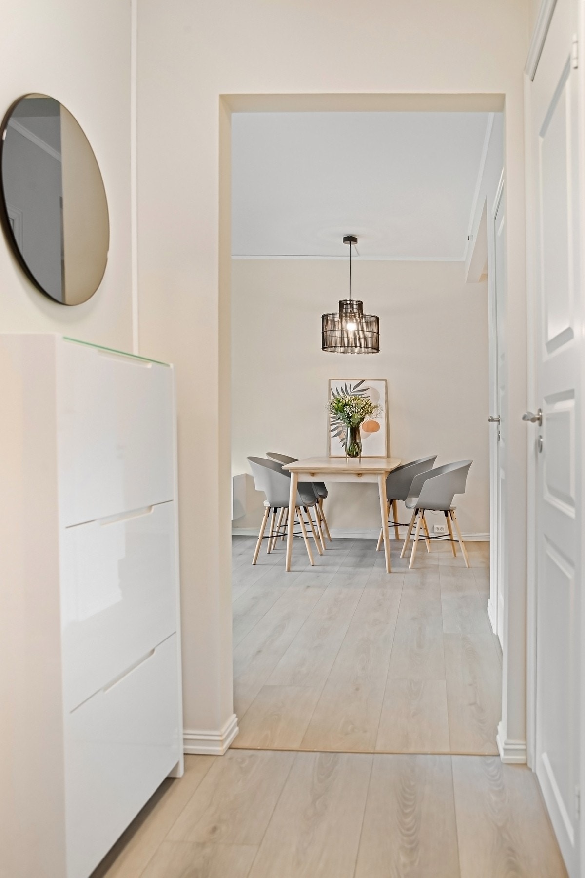 Entré med plass til skoskap og knaggrekke. Galleribilde