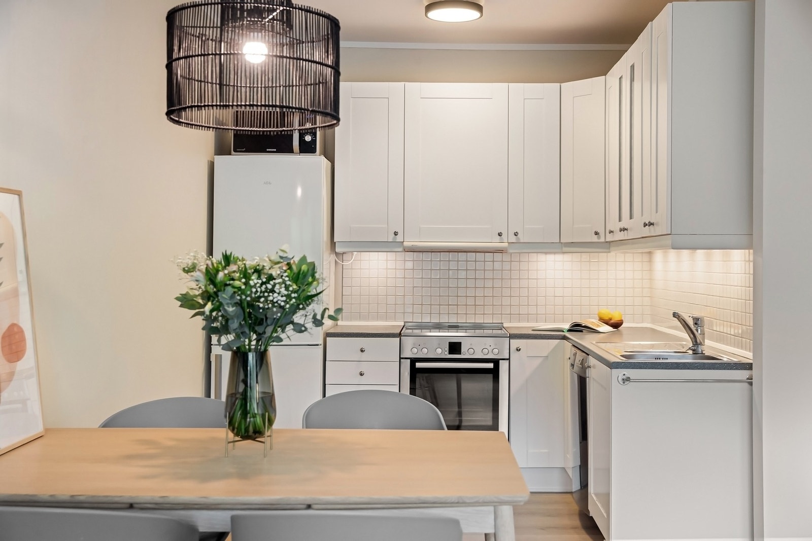 Det er lagt fliser i sprutsonen mellom under- og overskap. Galleribilde