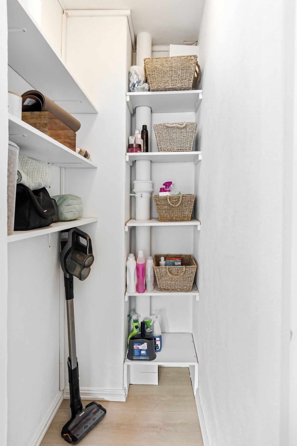 Boligen har en praktisk innvendig bod for oppbevaring av f.eks. ytterklær og vaskeartikler. Med boligen følger også en bod i kjeller på ca. 3 kvm. Galleribilde