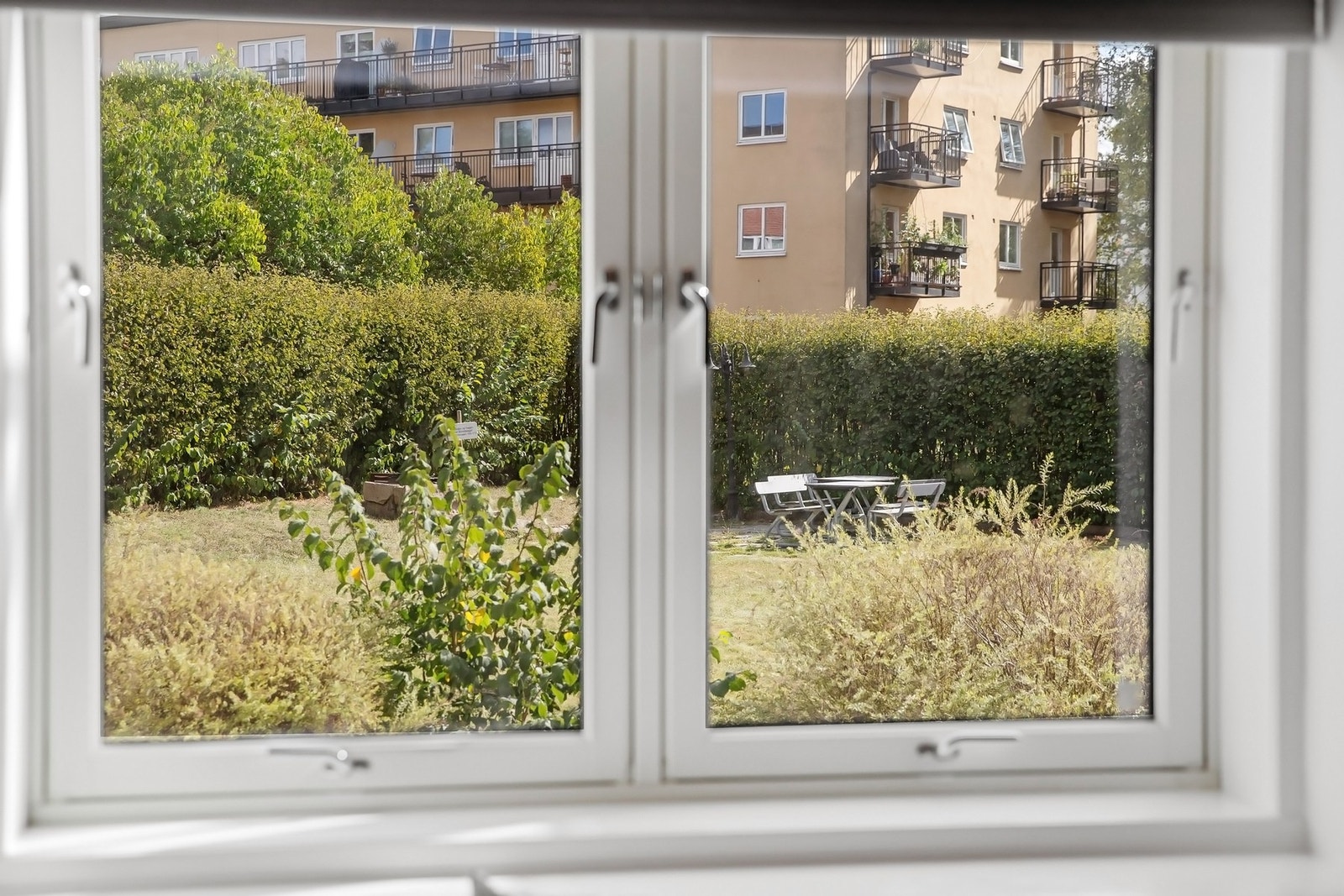 Rommet vender mot stille skjermet felleshage. Galleribilde