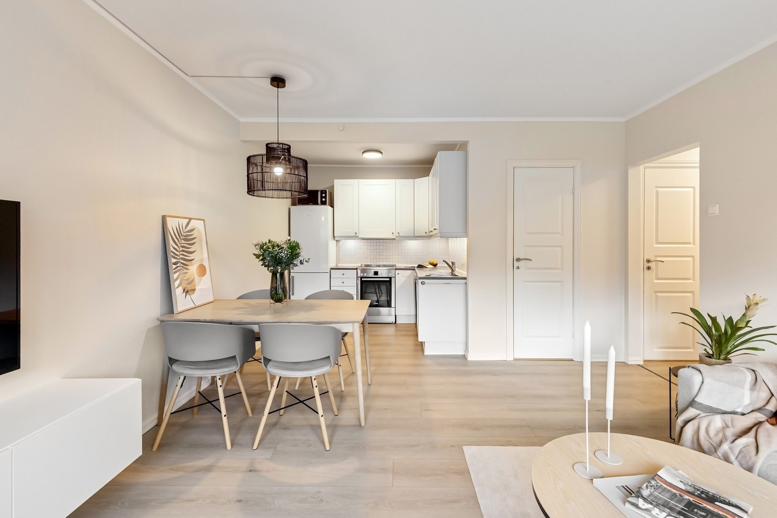 Moderne delvis åpen stue- og kjøkkenløsning med kjøkken i egen sone. Galleribilde