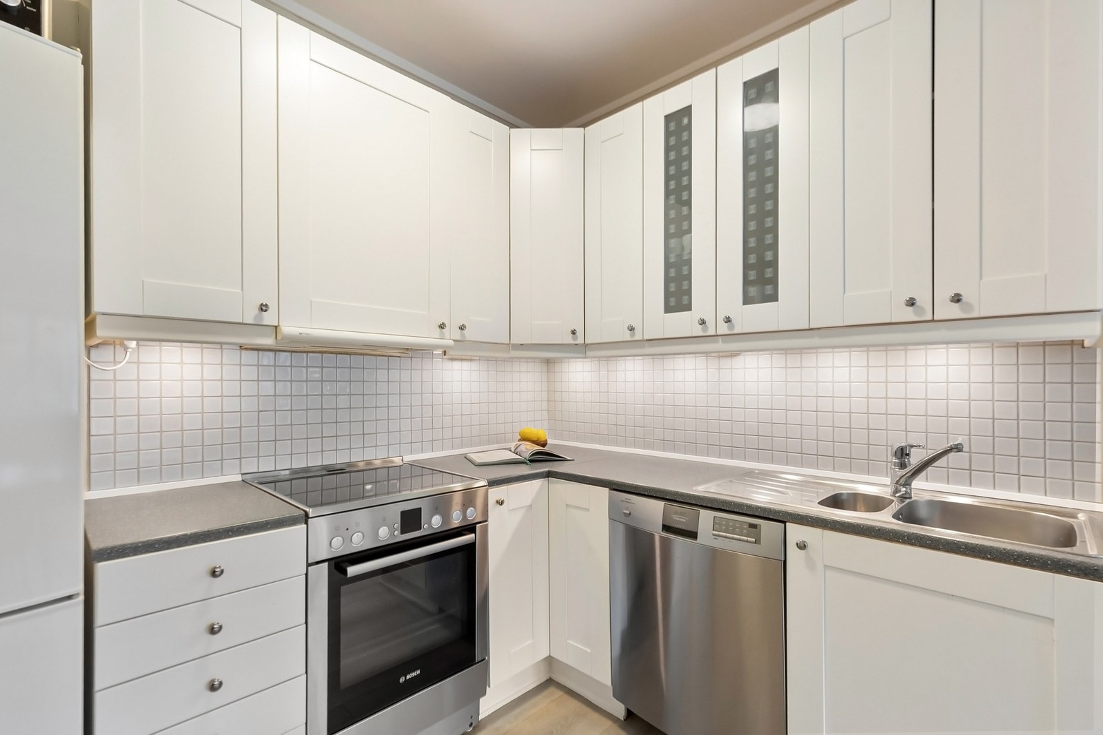 Oppvaskmaskin, kjøl/fryseskap og komfyr medfølger. Galleribilde