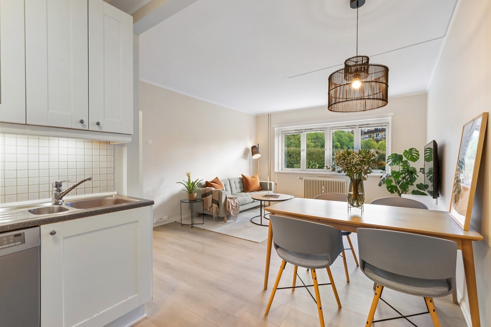 Velegnet plass til spisebordsgruppe som danner et naturlig skille mellom kjøkken og stuedel. Galleribilde