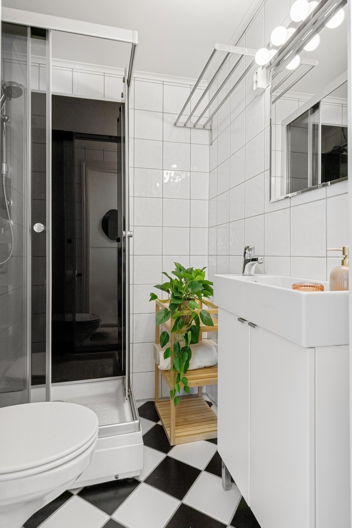 Pent bad med flislagte vegger og gulv. Bad og røranlegg pusset i regi av borettslaget i 2004. Det foreligger ferdigattest hos PBE på arbeidene. Galleribilde