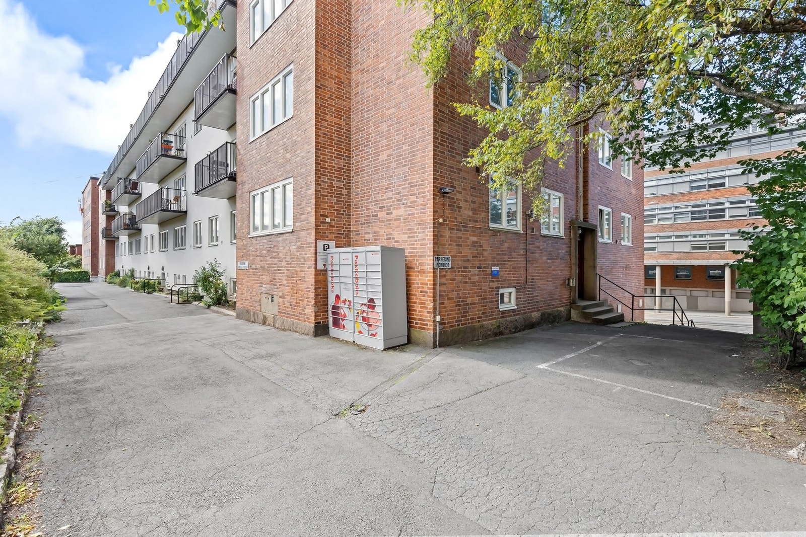 Borettslaget disponerer seks parkeringsplasser, som leies ut for ett år av gangen og som fordeles etter loddtrekning. Ved frafall blir ledige p-plasser gitt til nestemann på ventelisten. Styret trekker parkeringsplasser i slutten av november og beboere må Galleribilde