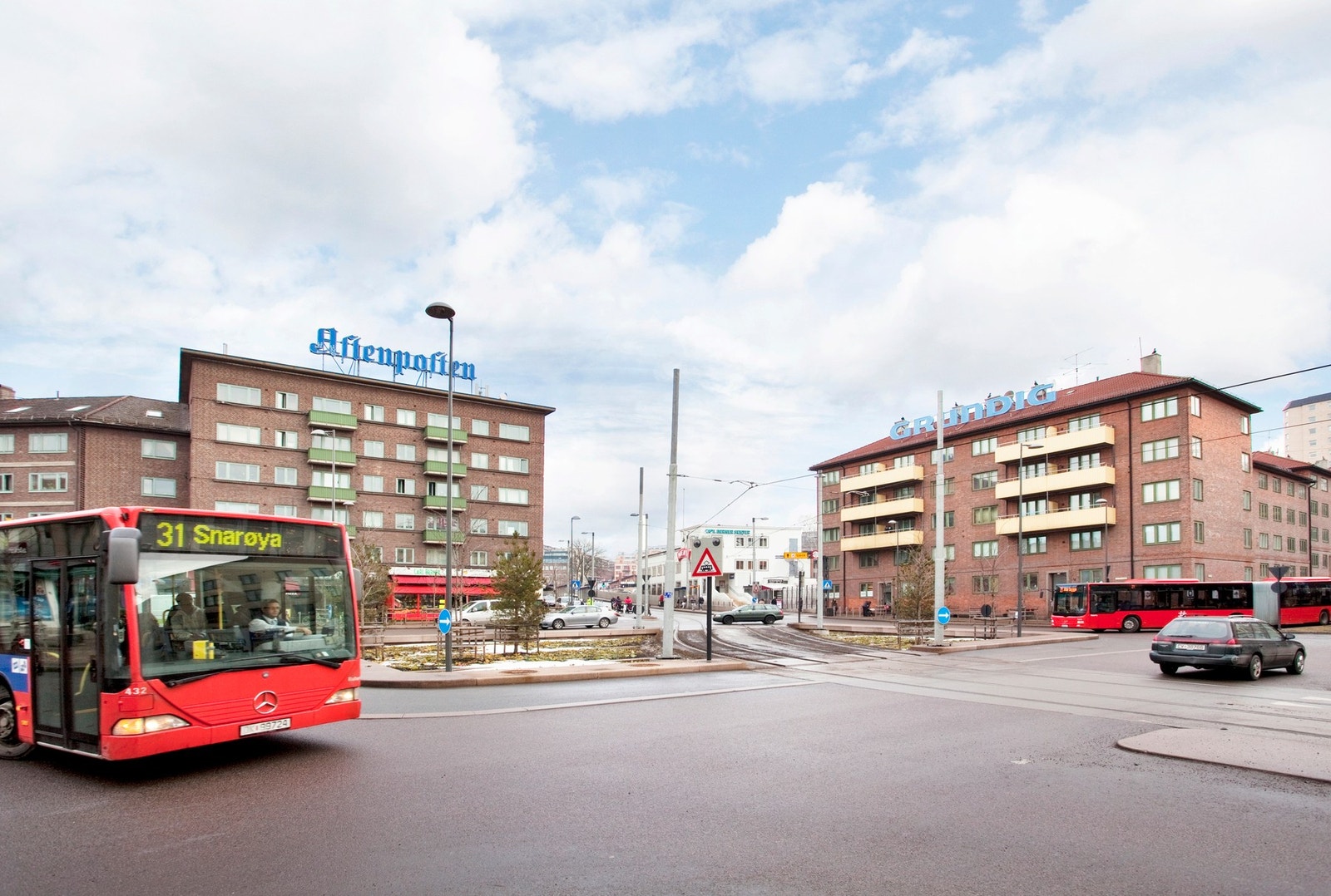 Carl Berner er et knutepunkt for trikk, buss og T-bane. Galleribilde