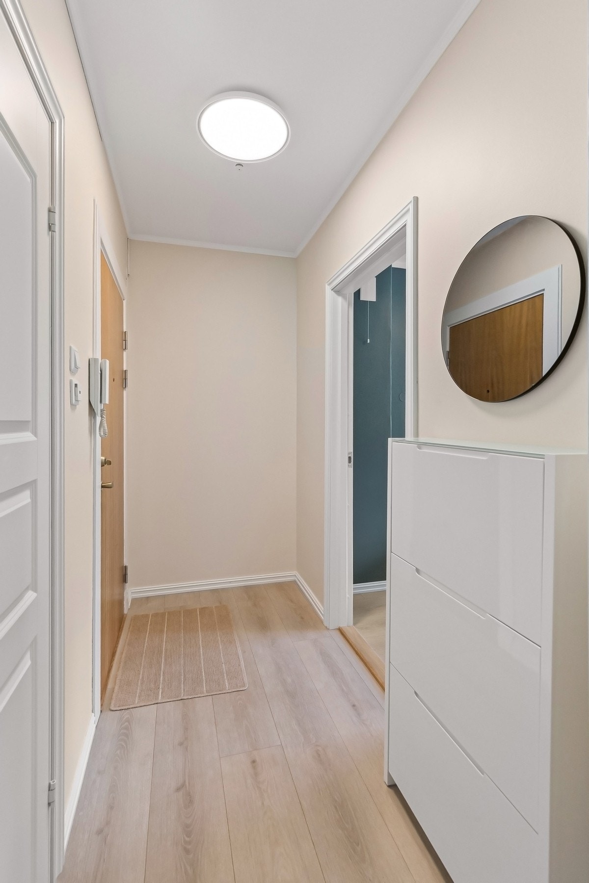 Entré med plass til oppheng av yttertøy. Brann- og lydklassifisert entrédør med kikkehull og callinganlegg. Galleribilde