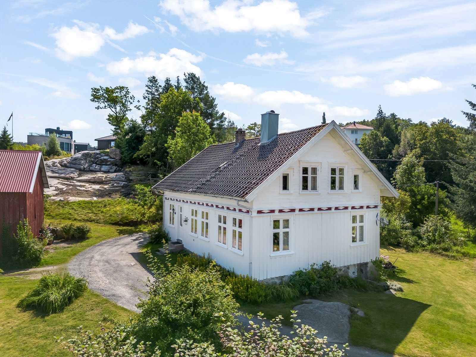 Eldre bolig på fin tomt med stor tomt. Galleribilde