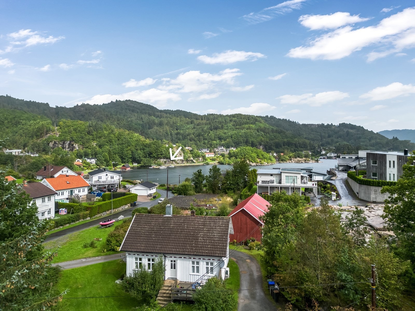 Til eiendommen medfølger en tinglyst rett på båtplass på motsatt side av bukta. Galleribilde