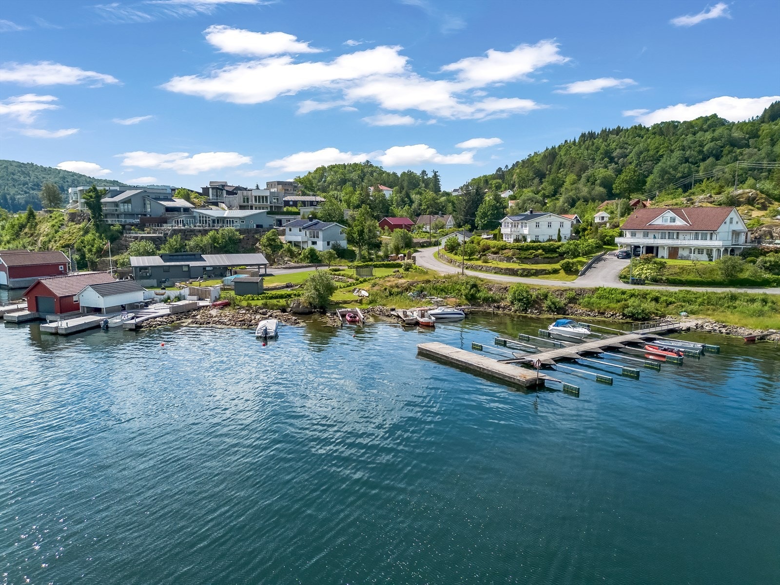 Kort avstand til sjøen fra eiendommen. Galleribilde