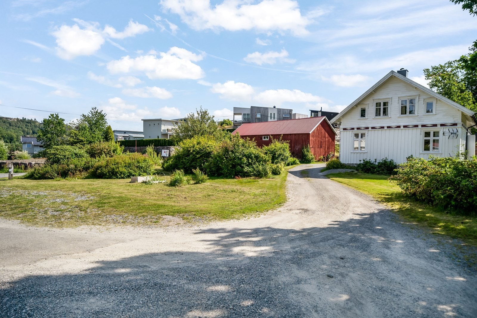 På eiendommen er det godt med boltreplass og plasser hvor man kan dyrke frem egne vekster. Galleribilde