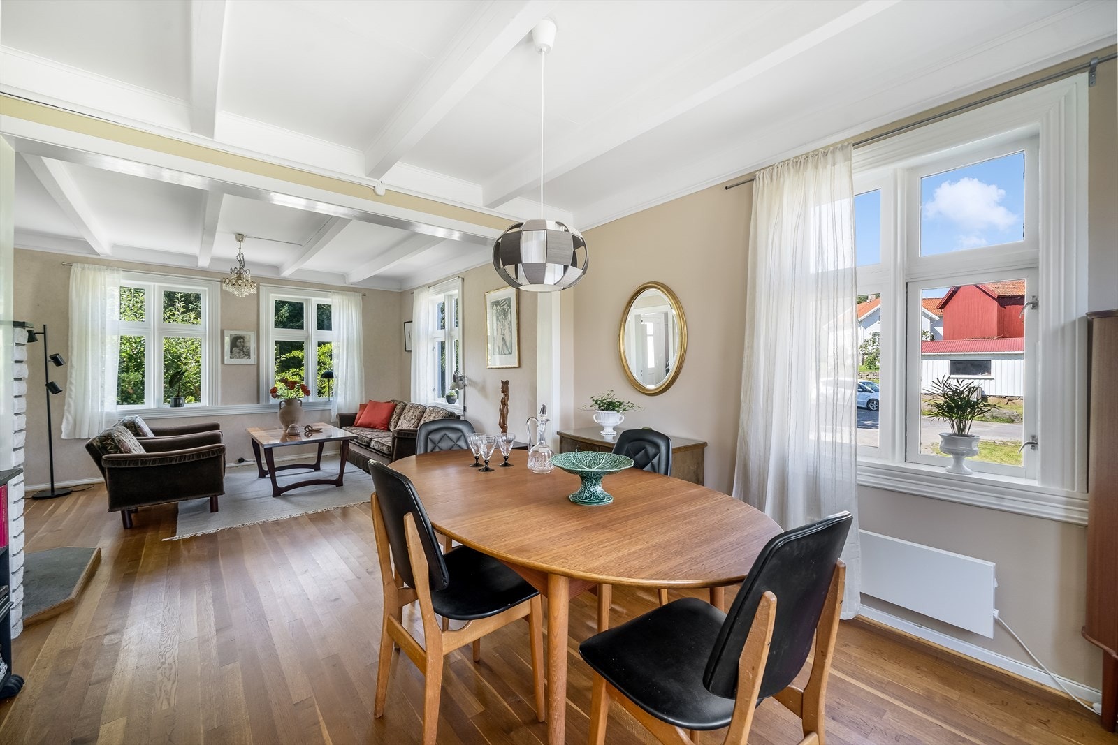 Lys og trivelig stue med mye vindusflater. Galleribilde