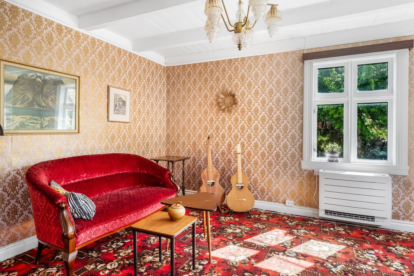 I tv-stuen er det montert en nyere varmepumpe. Galleribilde