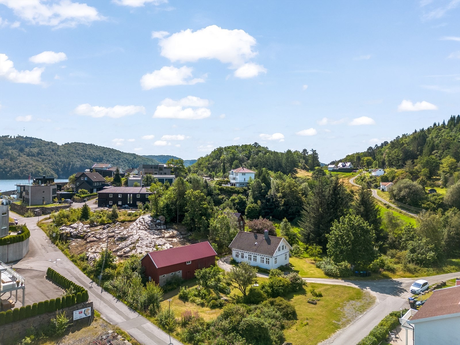 Eiendommen har en regulert tomt i front, hvor vegetasjonen er. Tilleggsareal ble av nåværende eier kjøpt for å endre veitraseen til naboeiendommen. Galleribilde