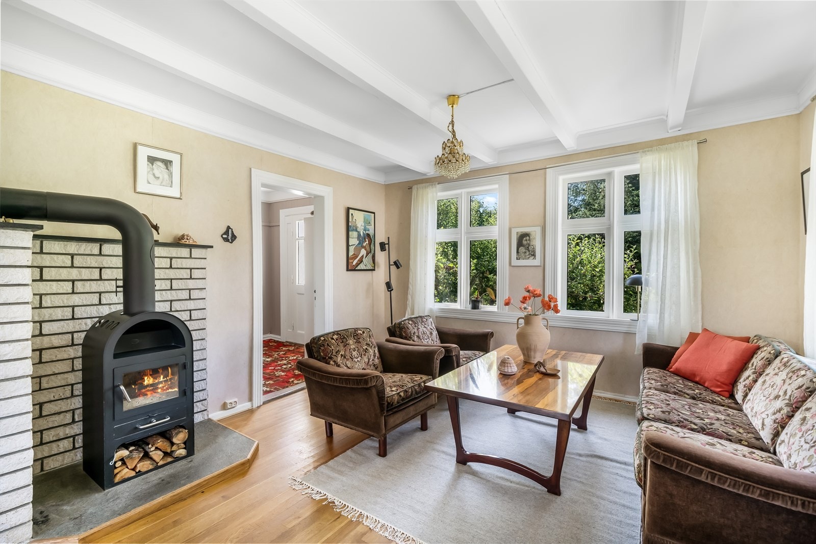 På kalde dager er det godt å ha en god vedovn som gir rommet varme og stemning. Galleribilde