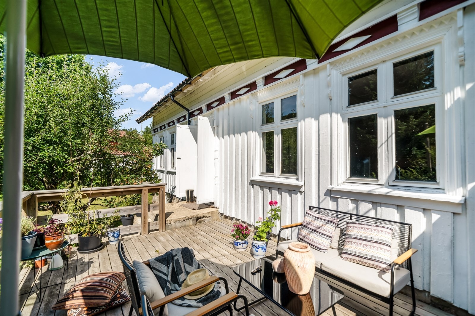 Steintrappa som fører opp til boligen er en nydelig plass å slå seg ned. Galleribilde