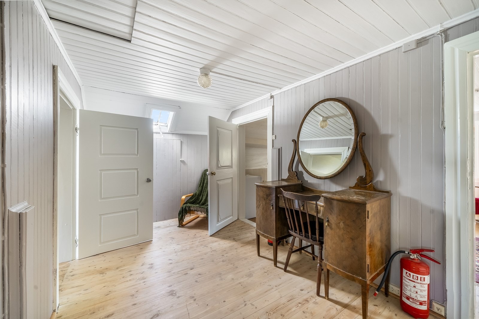 Mellomgang på loftet binder de 3 soverommene sammen. Galleribilde