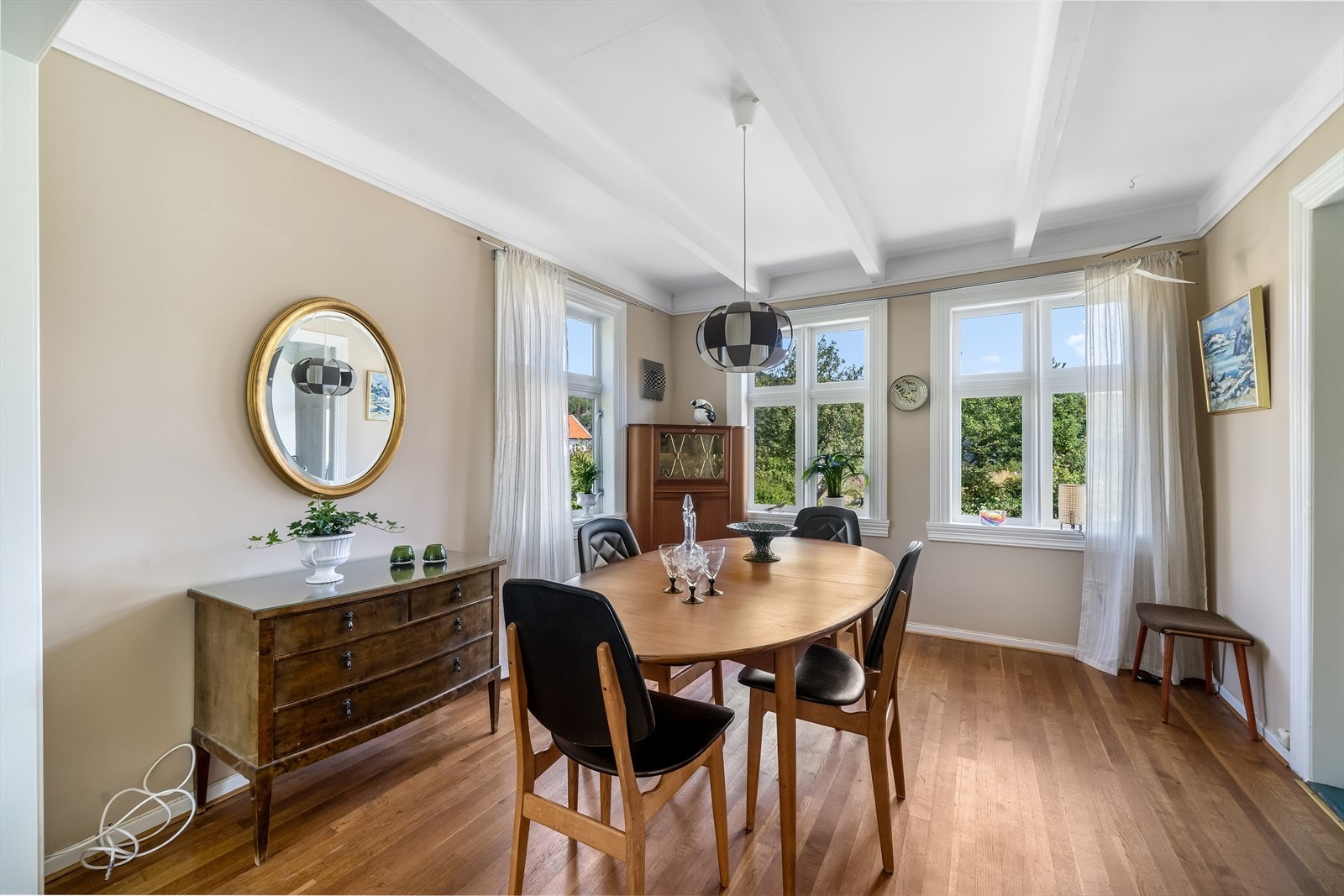 Del av stua med adkomst fra kjøkkenet, kan benyttes som spisestue. Galleribilde