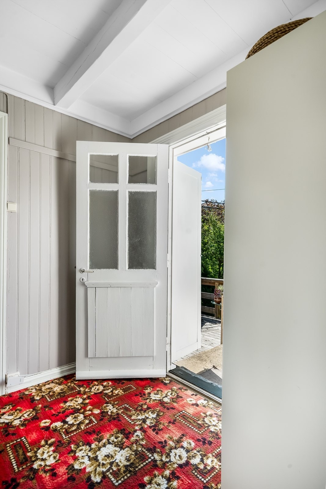 Utgang til hage og terrasse fra mellomgangen. Galleribilde