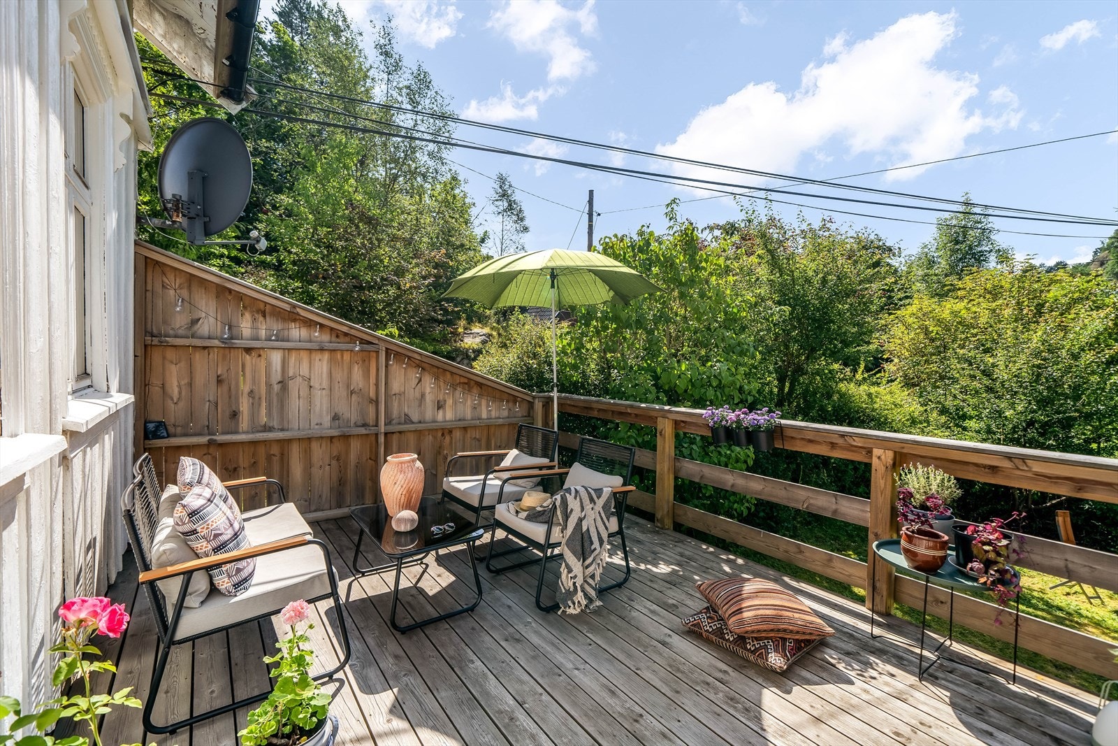 Usjenert og solrik terrasse med fin utsikt mot hagen og området rundt. Galleribilde