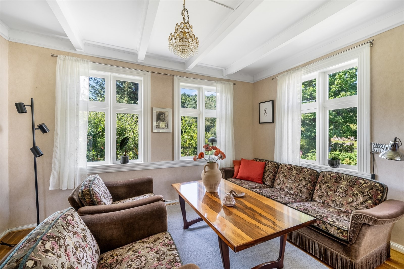 Boligen er innredet med 2 stuer, hvorav dagligstuen har naturlig deling mellom salongdel og spisestuedel. Galleribilde