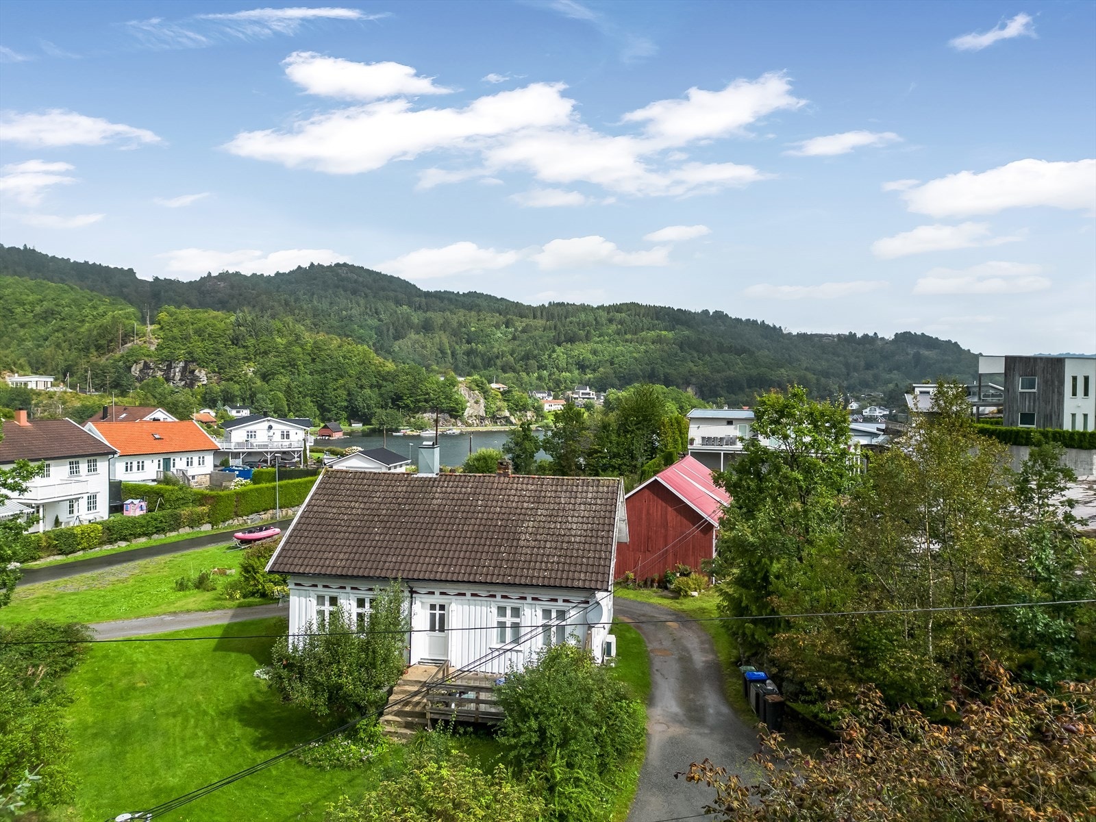 Eiendommen ligger i kort avstand fra sjøen, hvor det er tinglyst båtplass. Galleribilde