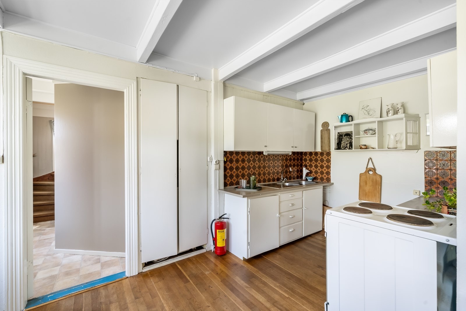 Kjøkkenet ligger i hjerte av boligen med kort avstand til inngangspartiet. Galleribilde