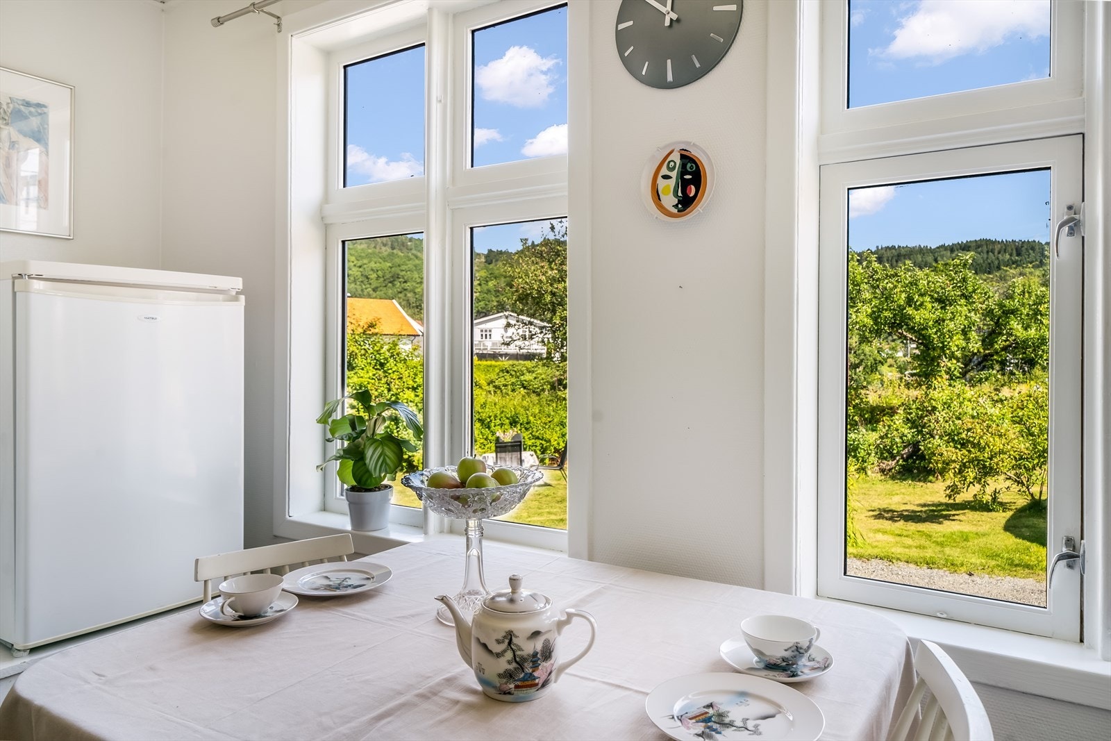 Utsikt fra spisebord på kjøkken. Galleribilde