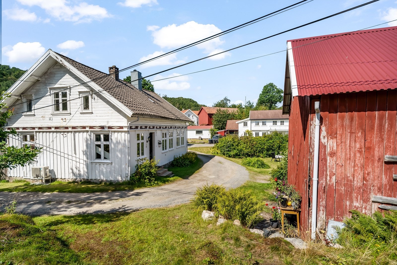 Trivelig plass med kort avstand mellom løe og bolighus. Galleribilde