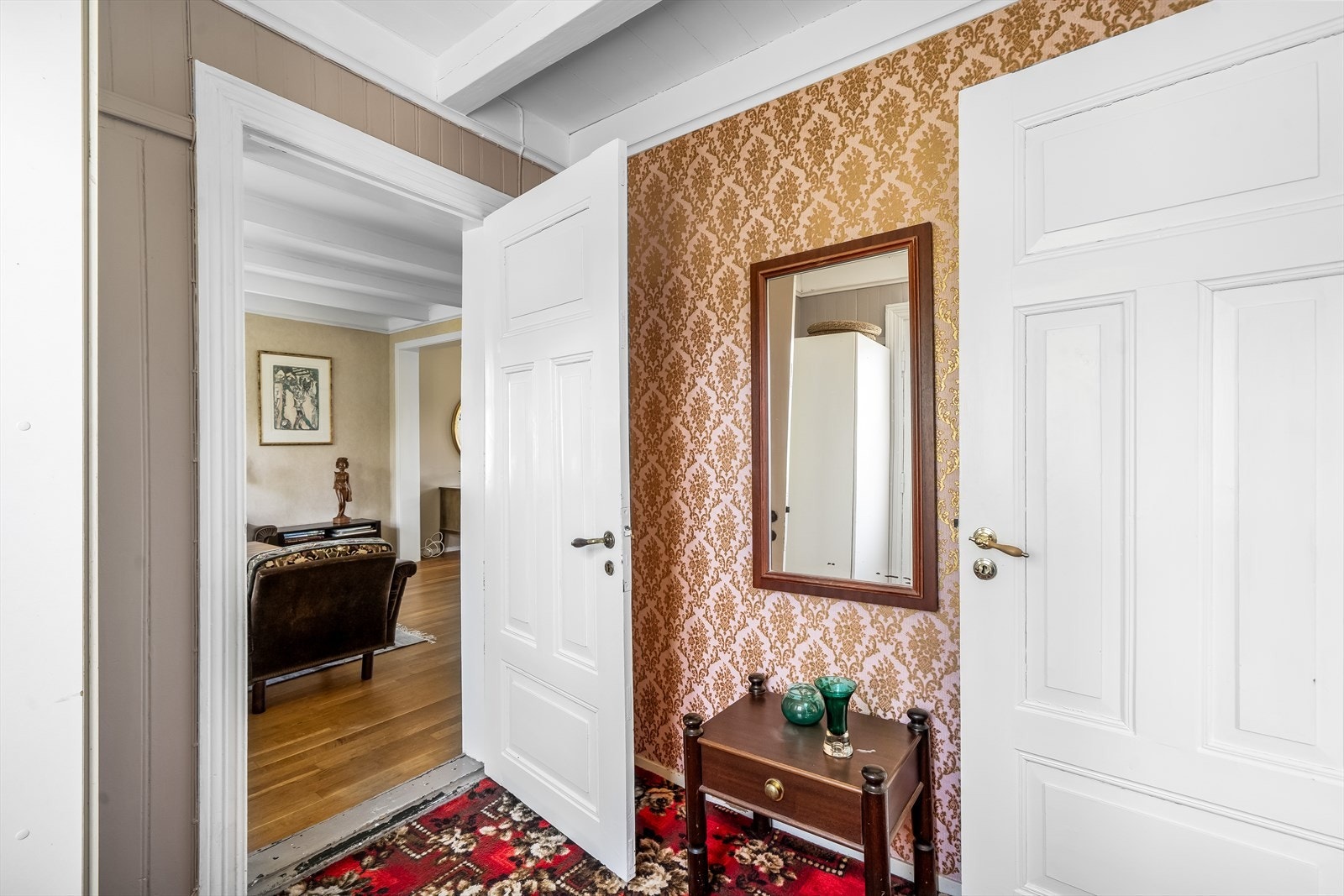 Mellomgangen som binder stuene sammen og har utgang til hagen, samt en solrik terrasse. Galleribilde