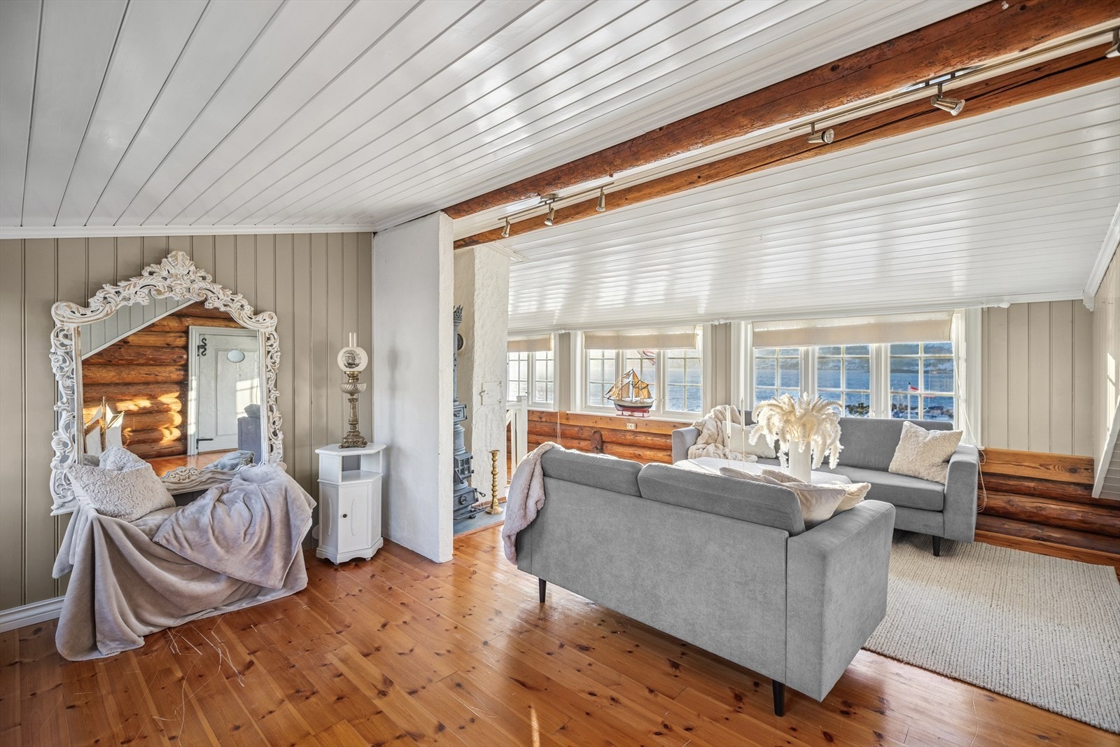 Lys og trivelig loftstue med store vindusflater. Galleribilde