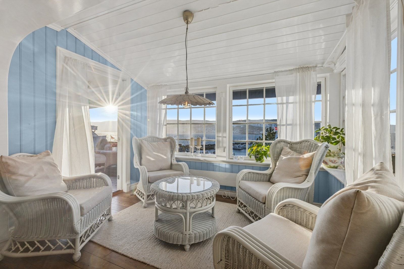 Fra karnappen er det utgang til en vestvendt terrasse. Galleribilde