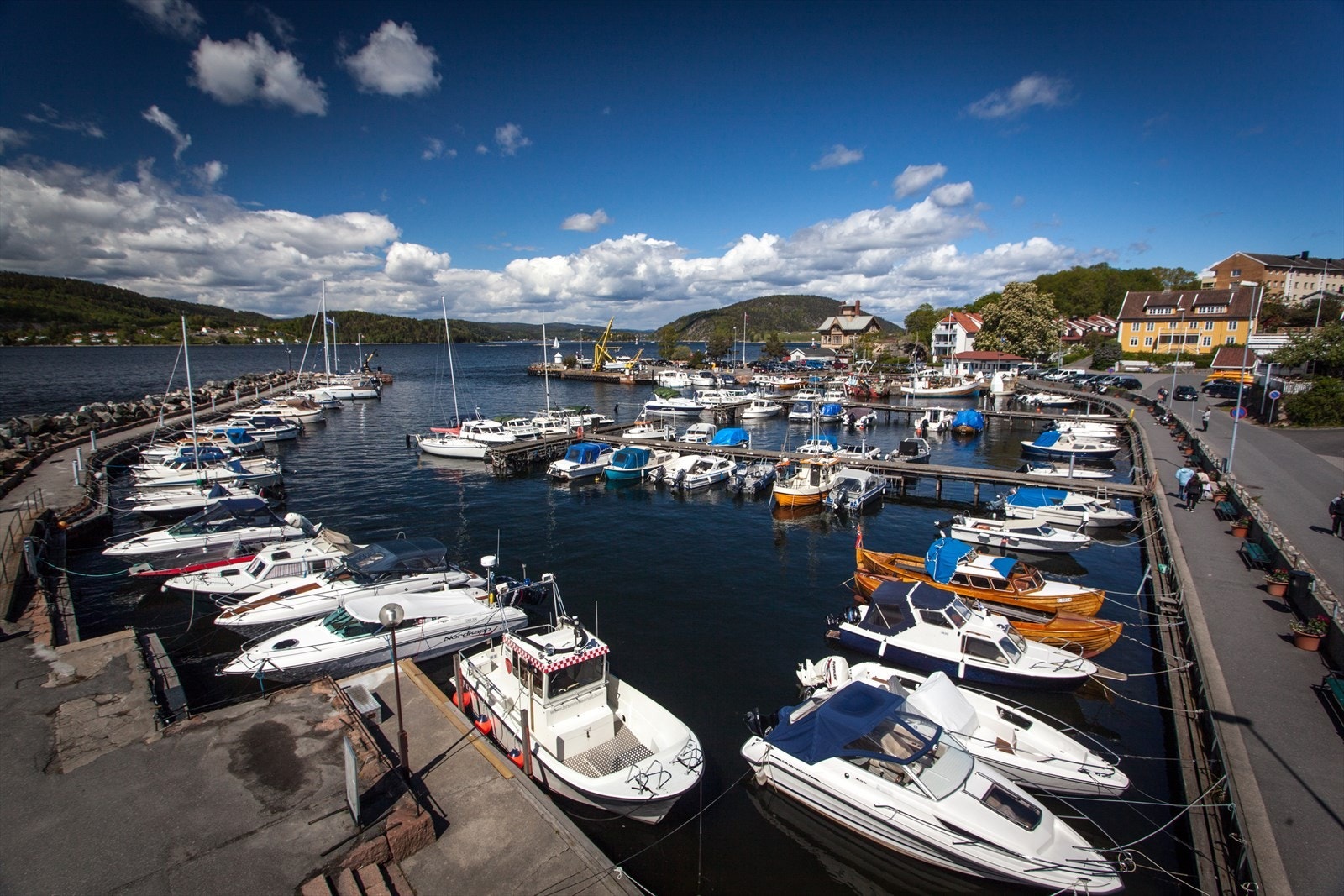 Drøbak båthavn - Idyllisk og livlig havn med både faste plasser og gjestebrygger for besøkende. Galleribilde