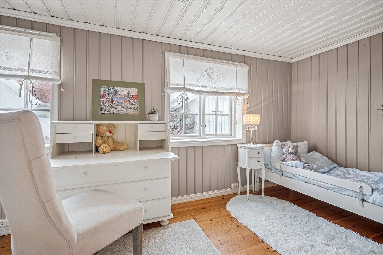 Soverommet har god plass til seng med tilhørende møblement og skrivepult. Galleribilde