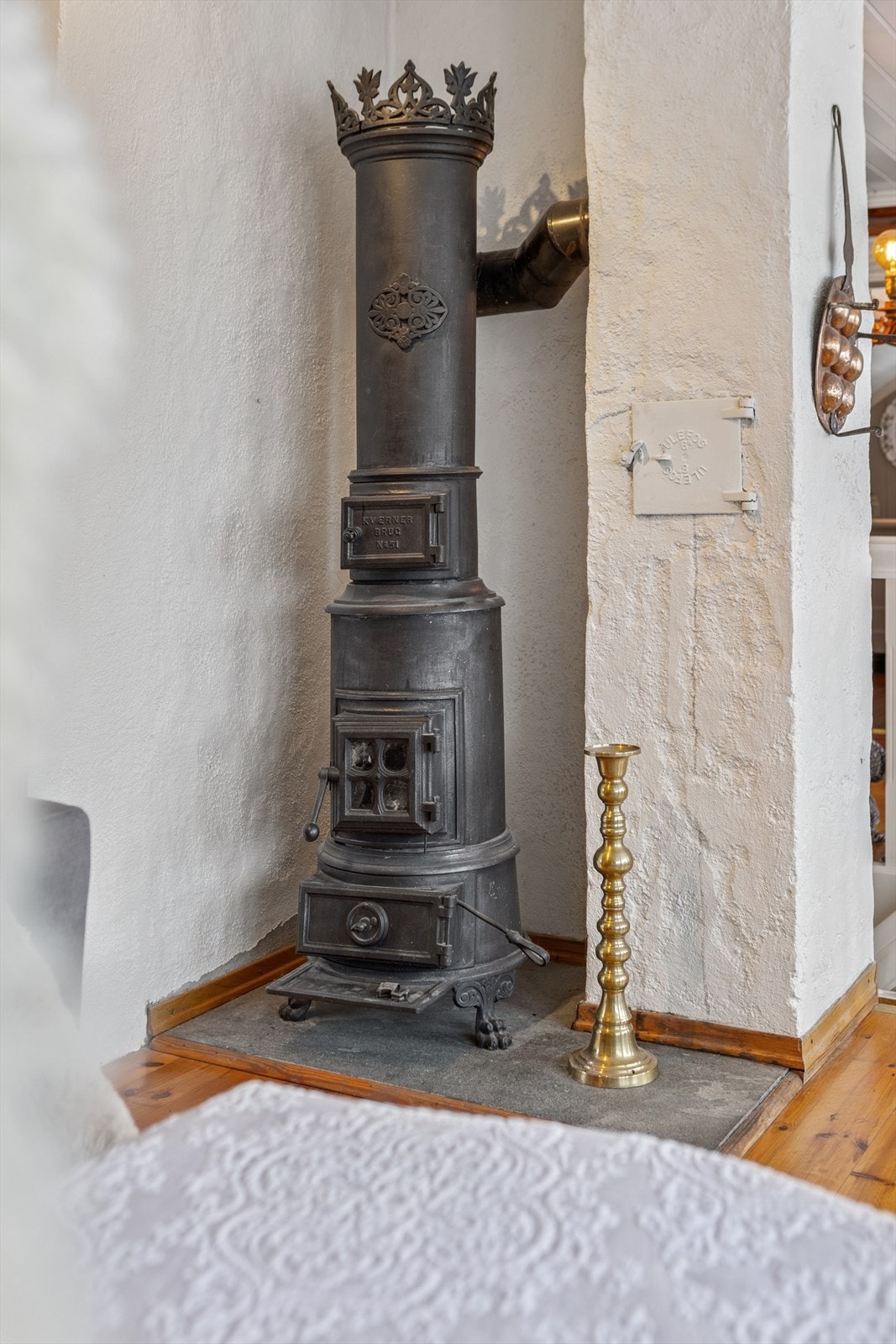 Det er montert en koselig vedovn i loftstuen. Galleribilde