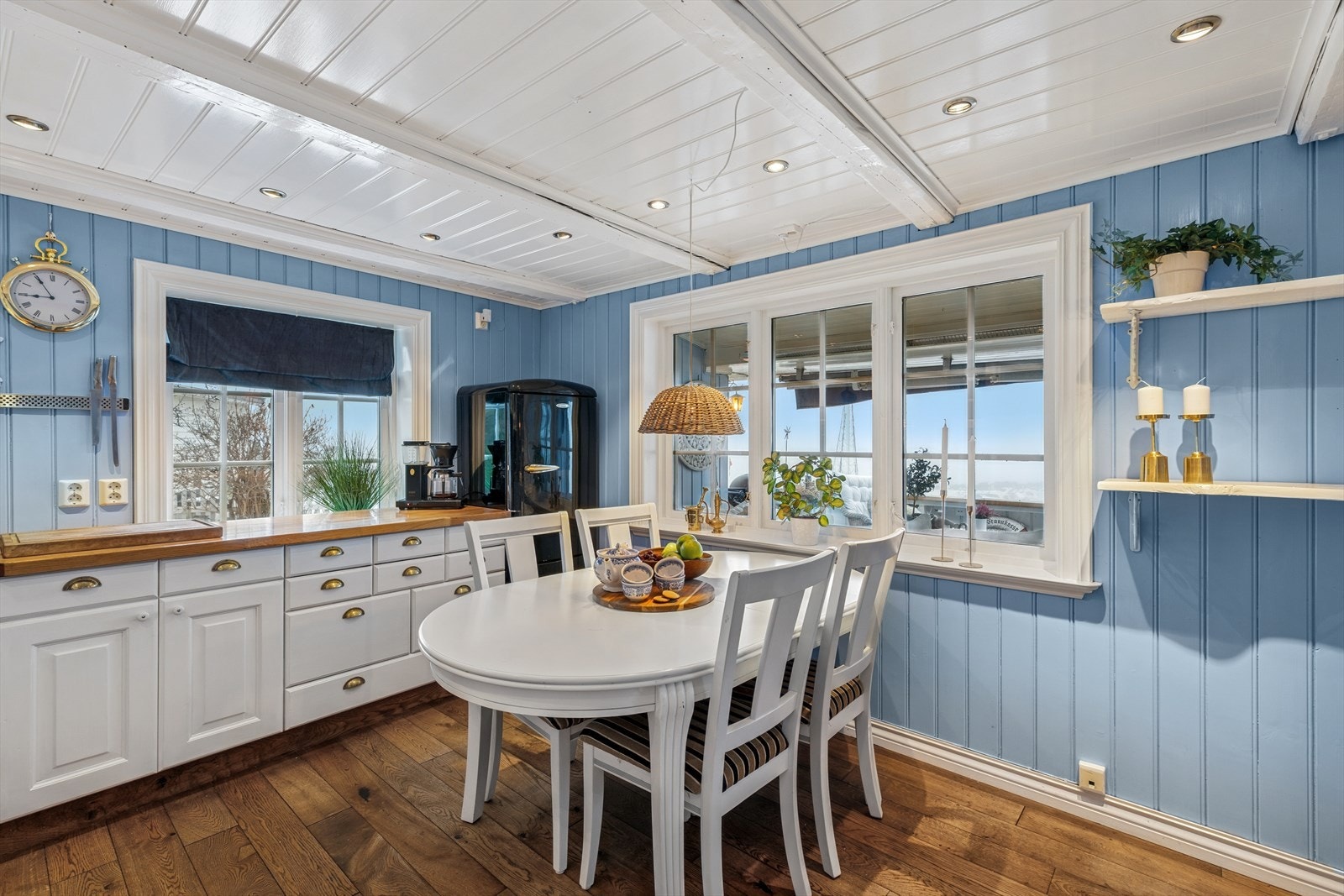 Kjøkkeninnredningen har rikelig med skap- og benkeplass. Galleribilde