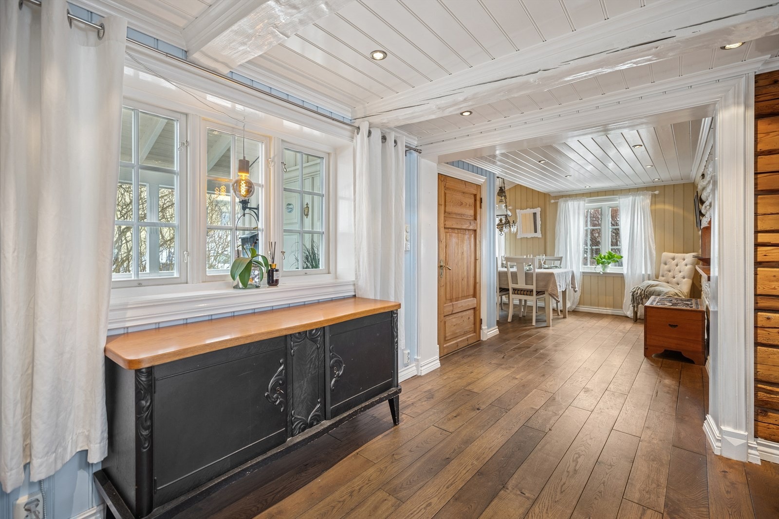 Flere av de originale tømmerveggene og detaljen i boligen er bevart. Galleribilde