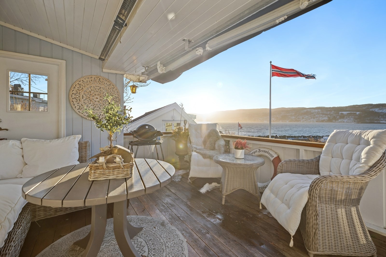 Solrik terrasse med nydelig utsikt over Drøbaksundet/Oslofjorden. Galleribilde