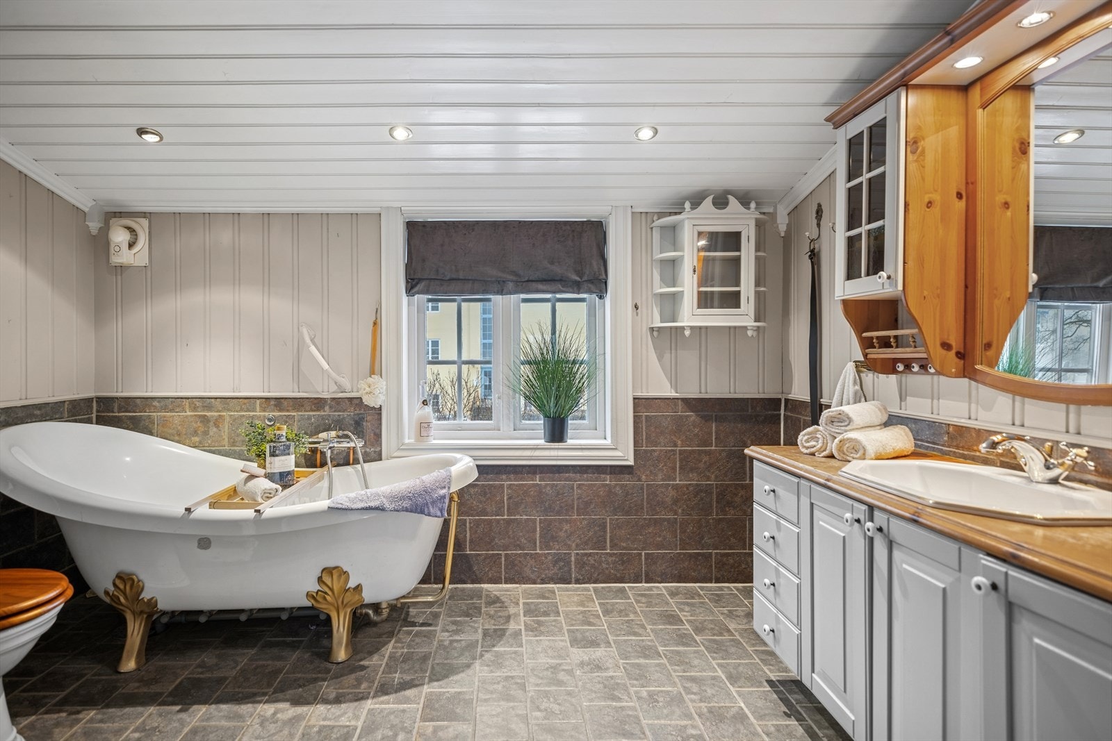 Romslig baderom i 2. etasje. Galleribilde