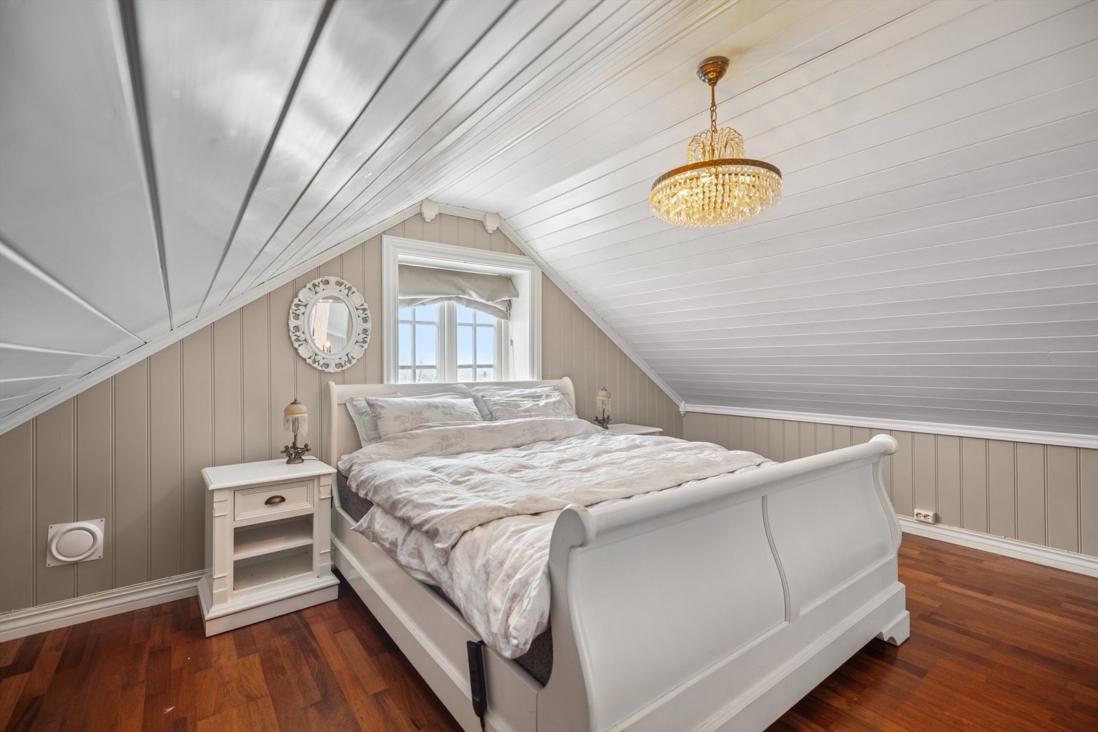 Romslig soverom i 2. etasje. Galleribilde