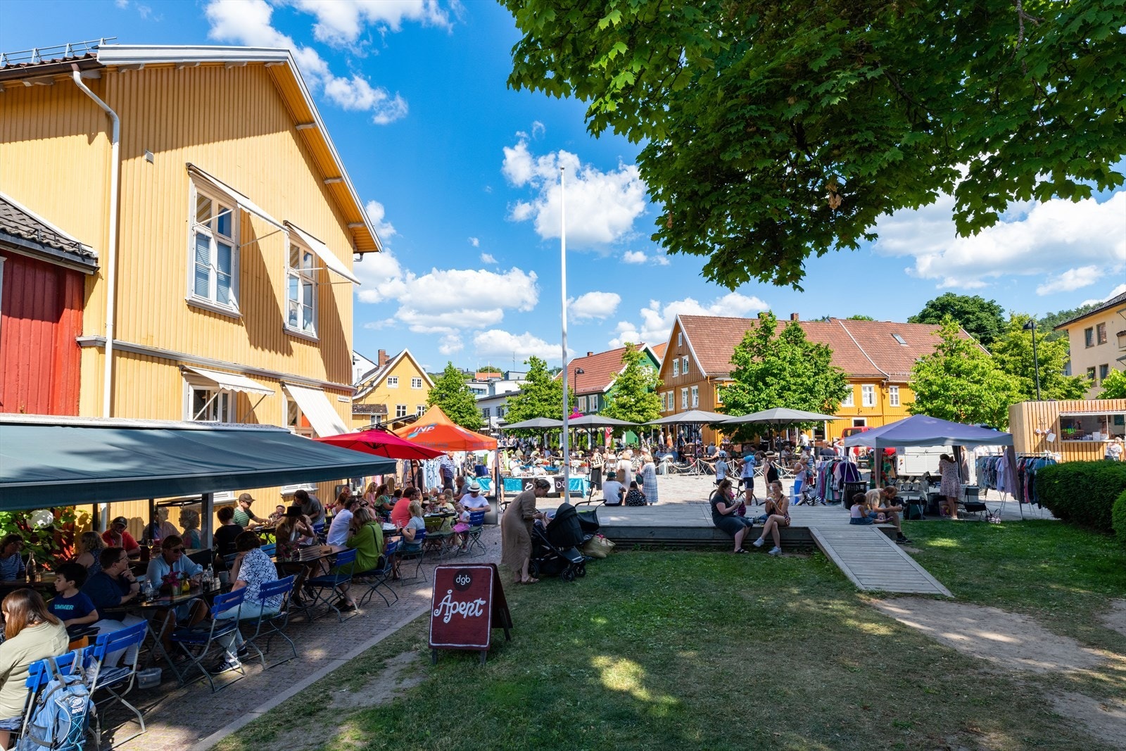 Her kan du nyte solrike sommerdager med uteservering og en hyggelig atmosfære. Galleribilde