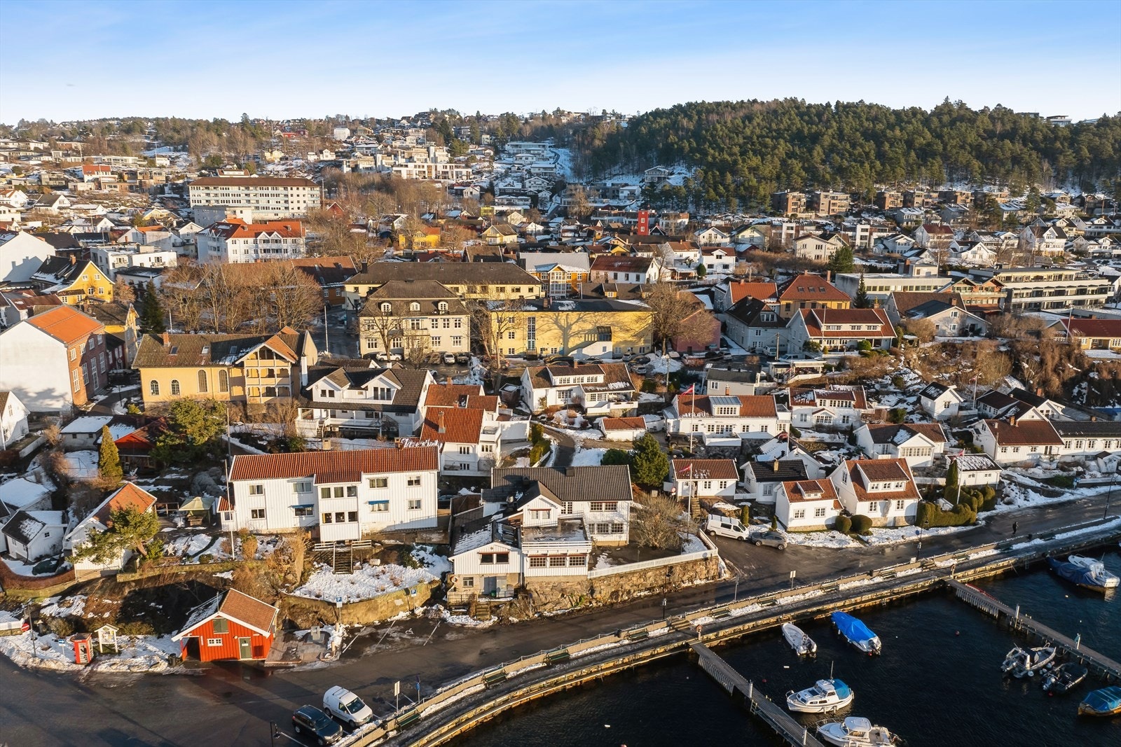 Fra eiendommen er det gangavstand til havnen, badeplasser, koselige kafeer og butikker. Galleribilde