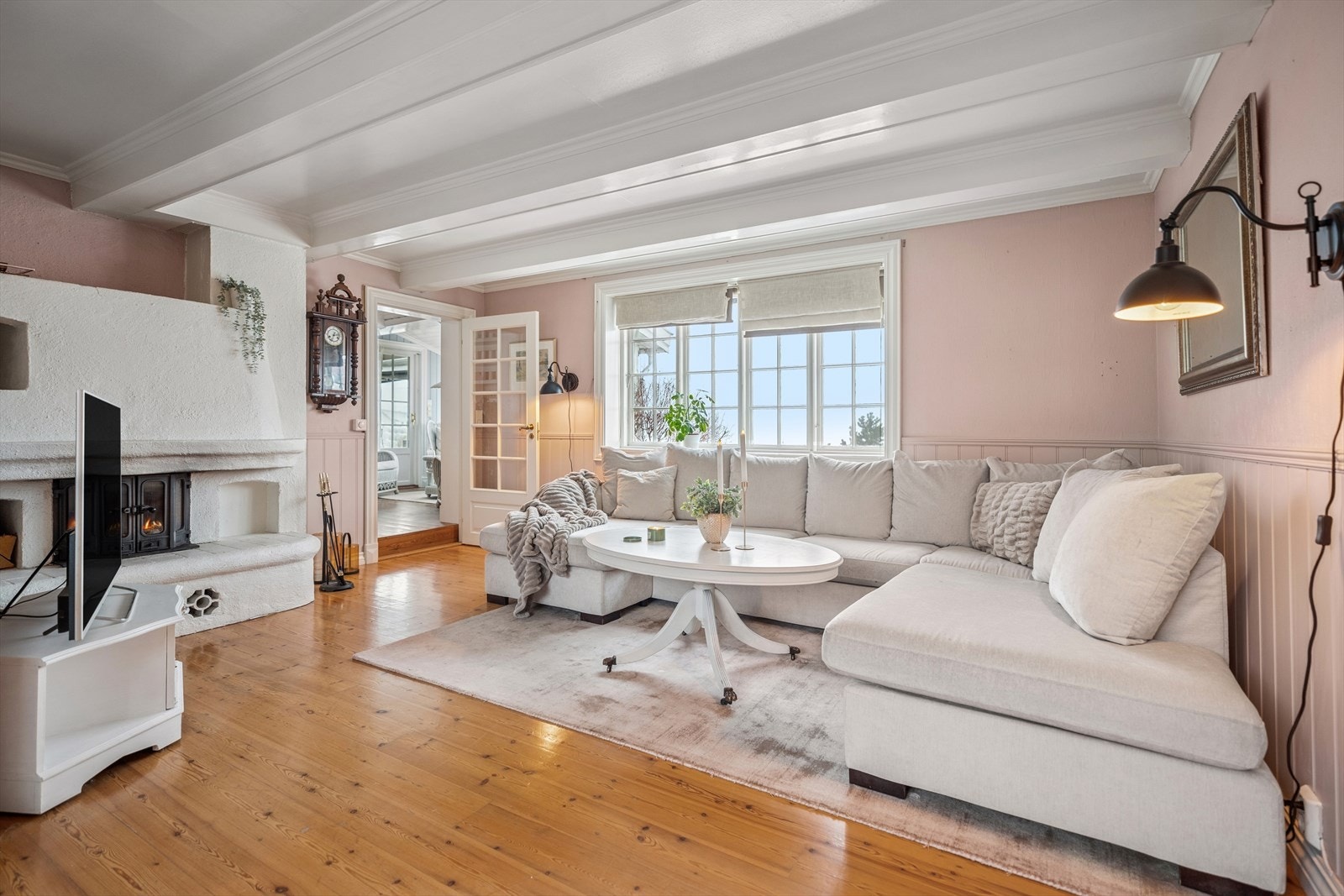 Stuen er lys trivelig med store vindusflater. Galleribilde