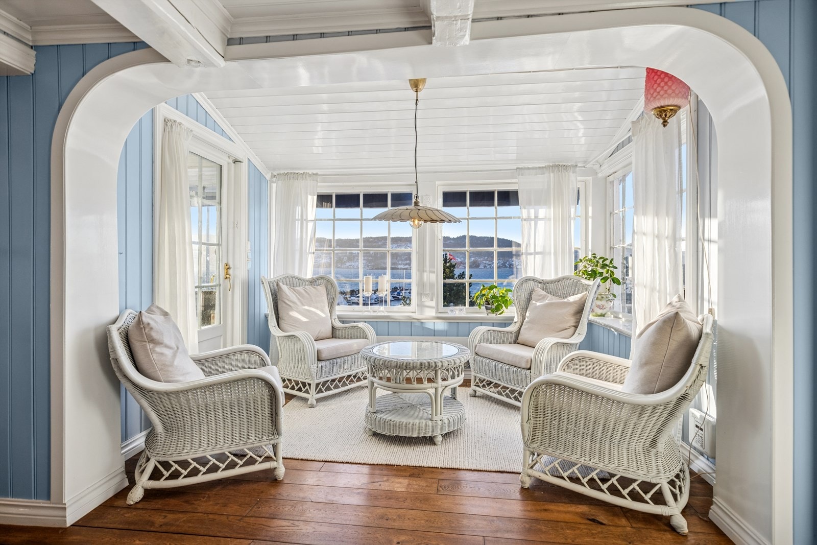 Fine møbleringsmuligheter i karnappen. Galleribilde