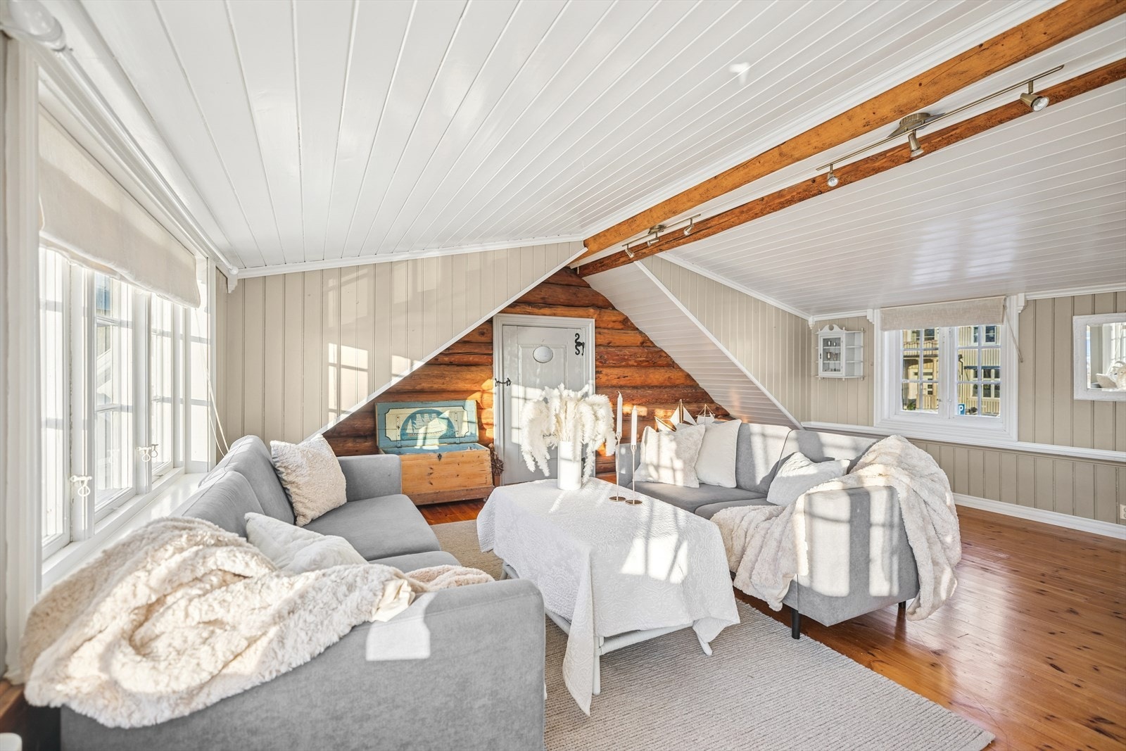 De store vindusflatene slipper inn rikelig med naturlig lys. Galleribilde