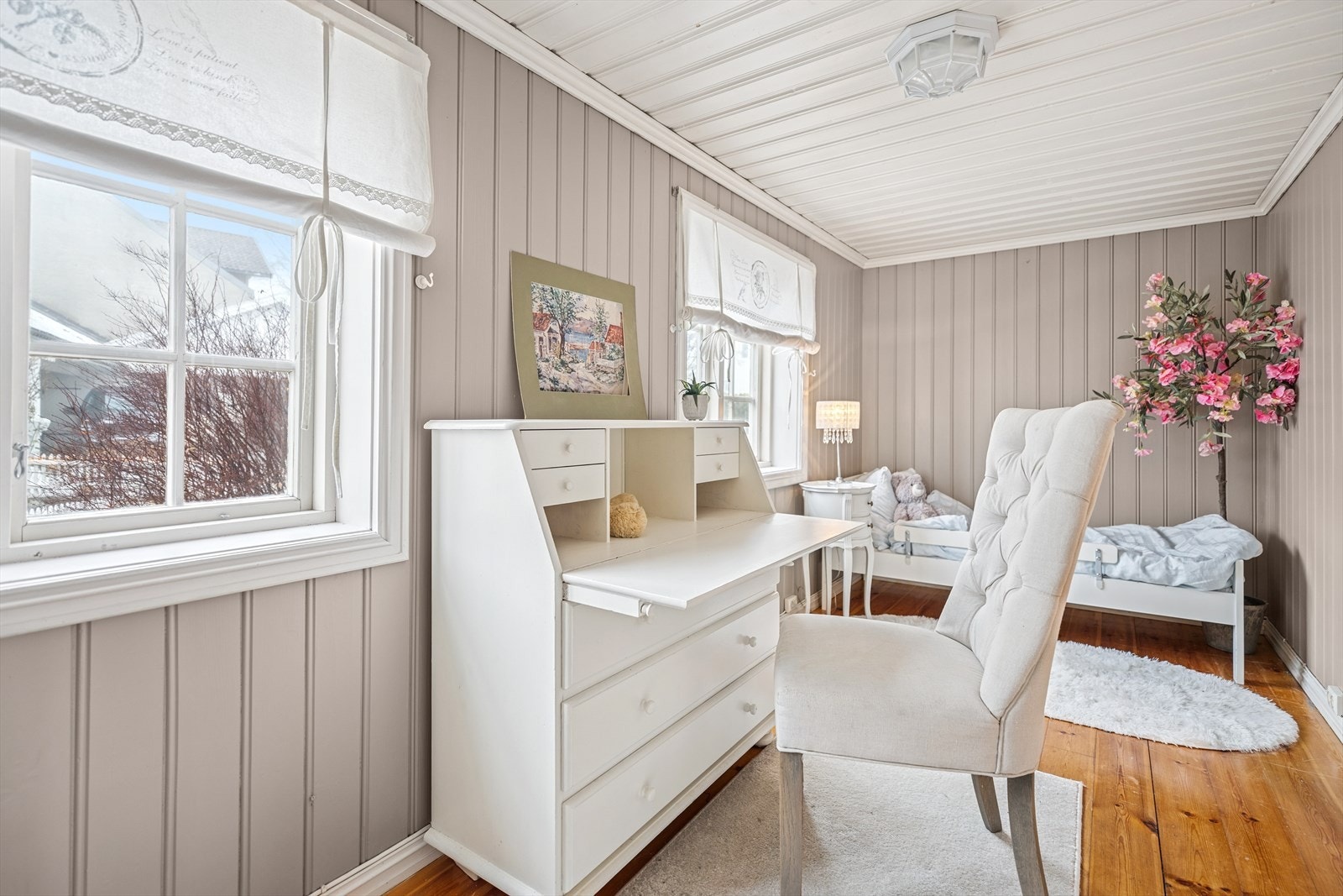 Romslig soverom i 1. etasje. Galleribilde