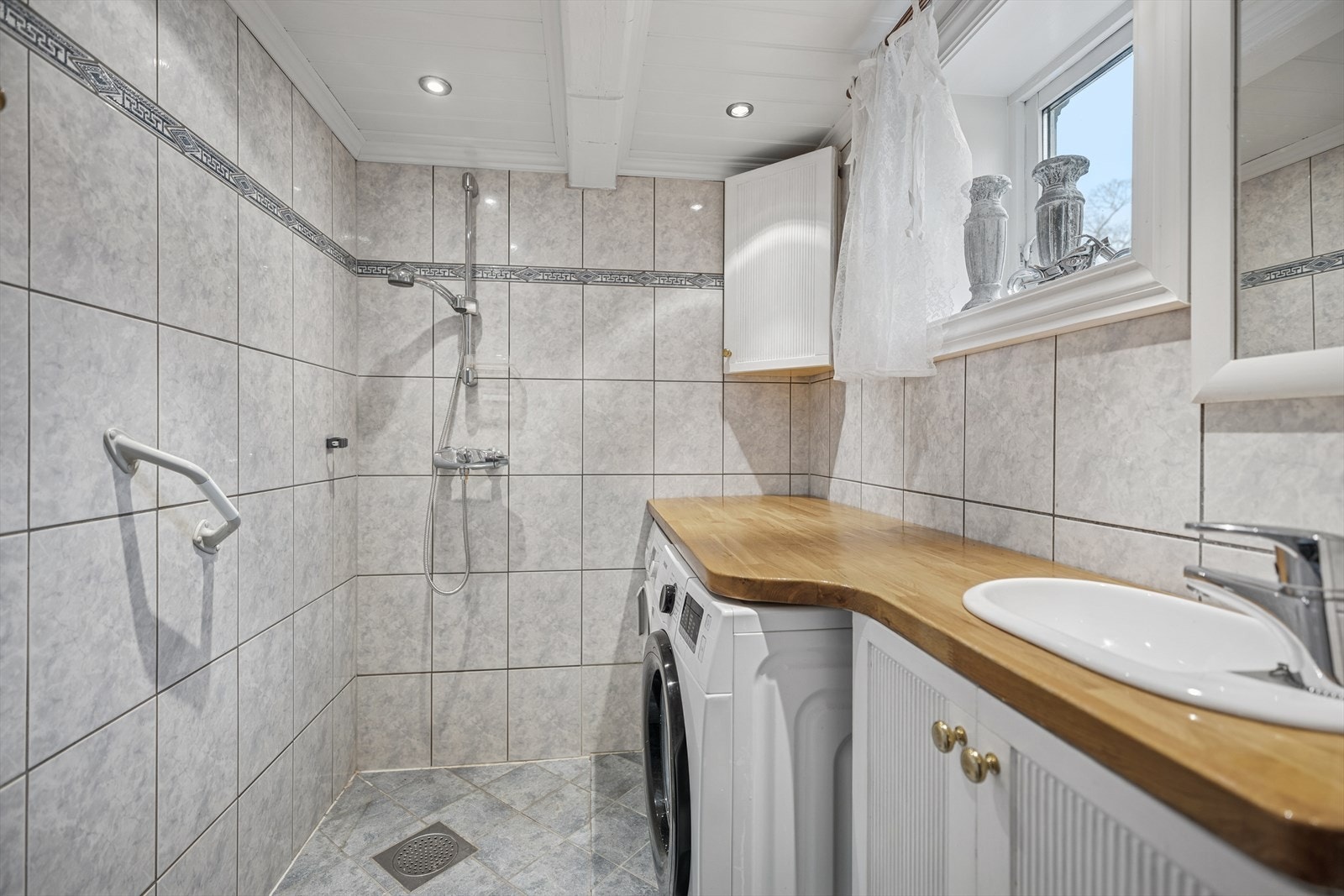 Baderommet i første etasje har opplegg for vaskemaskin. Galleribilde